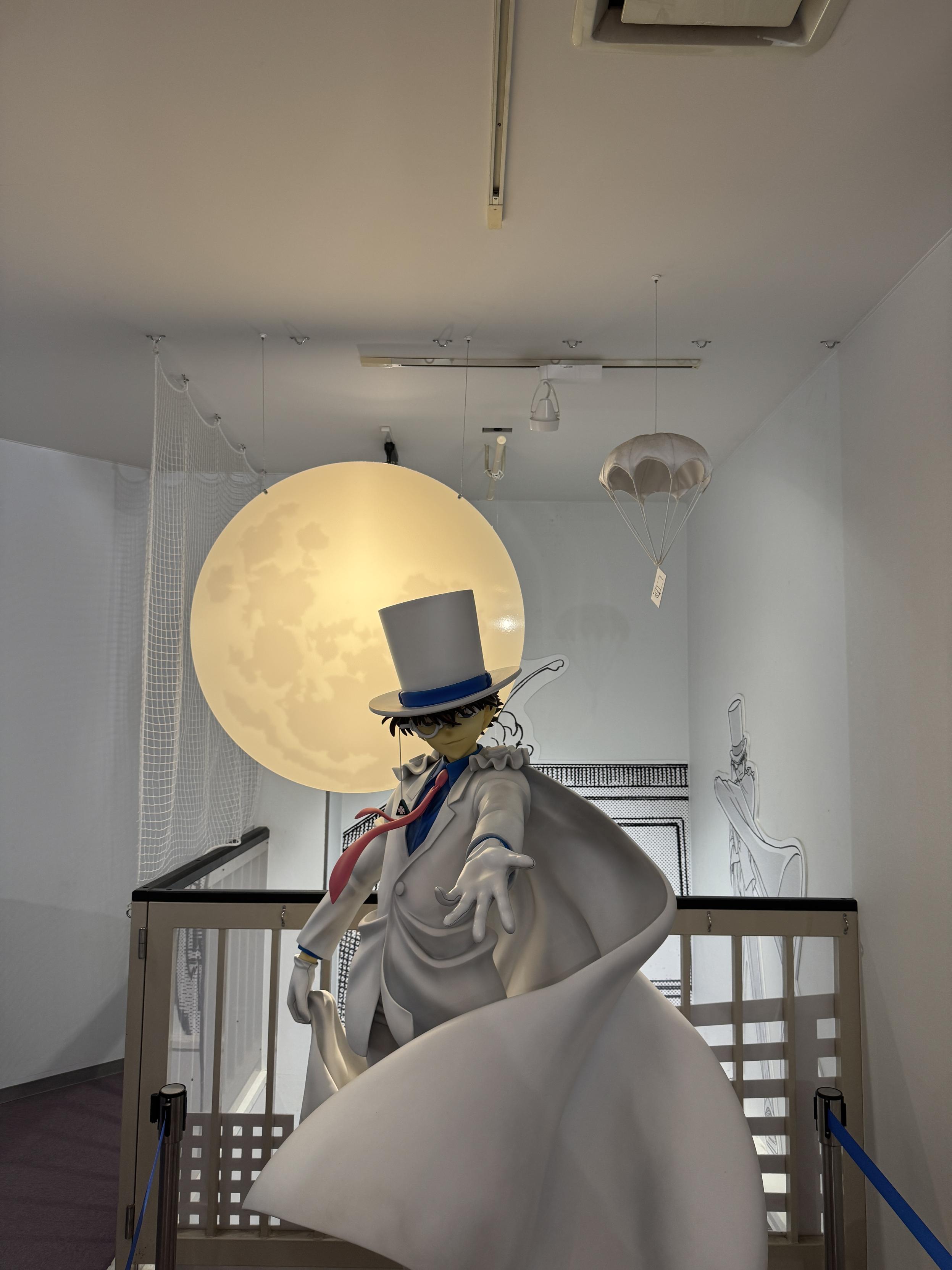 青山剛昌ふるさと館 怪盗キッド像