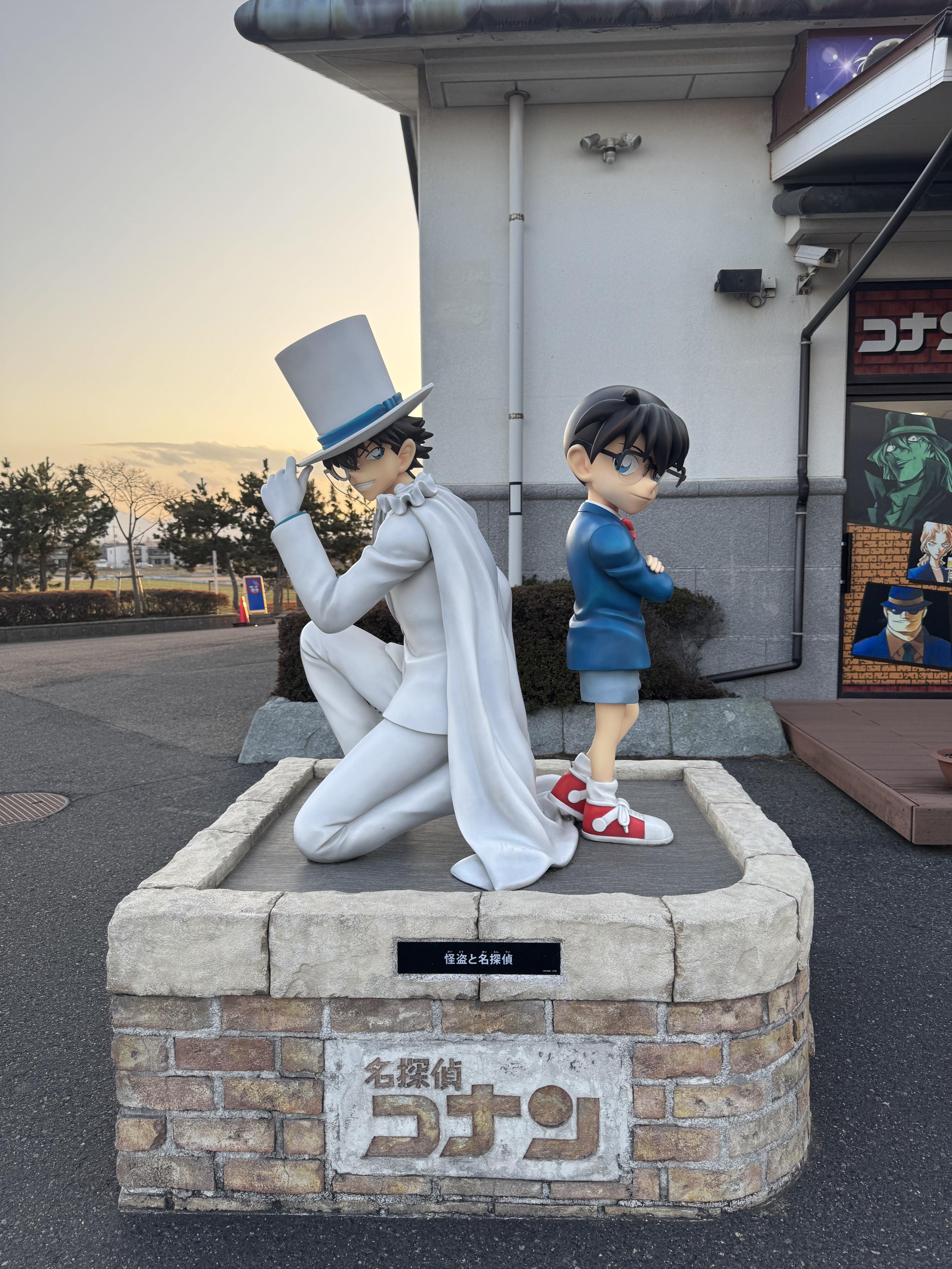 青山剛昌ふるさと館 コナンとキッドの像